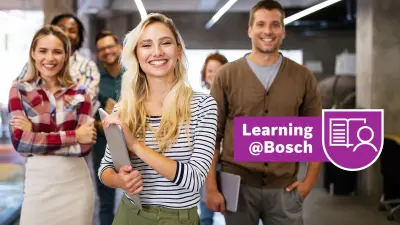 Un participant la hackathon-ul "Bosch Connected Experience" din Berlin stă cu spatele la cameră și lucrează pe laptopul său. Acesta poartă o șapcă gri #LikeABosch.